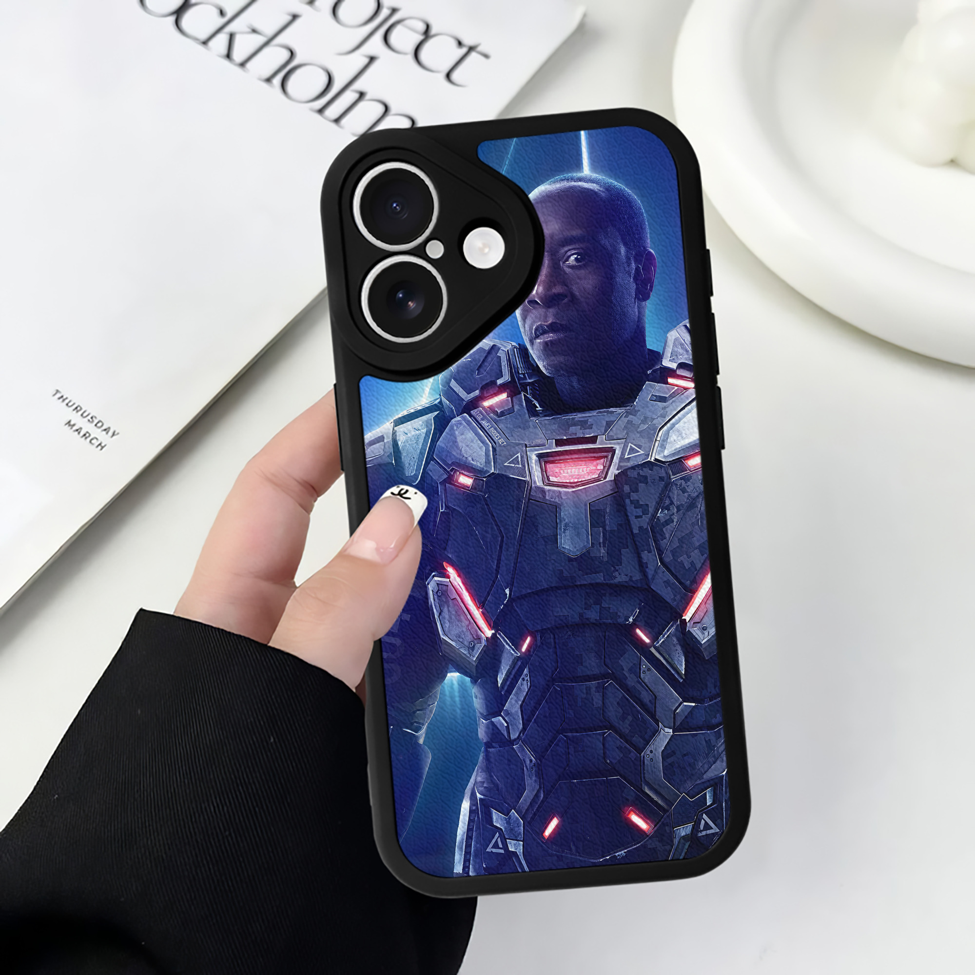（画像用） アベンジャーズ The Avengers 【iPhone 16シリーズ対応】シリコンスマホケース（レザー調） 材質：シリコン